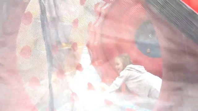 Парк развлечений Динозавры Кролики Бабочки Рыбки Аттракционы смотреть онлайн