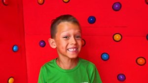 София и Макс пытаются выбраться из Коробки с 100 загадочными кнопками.