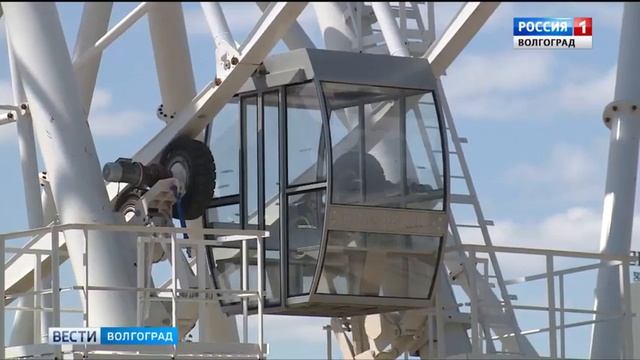 В Волгограде на колесе обозрения начали монтировать кабинки смотреть онлайн