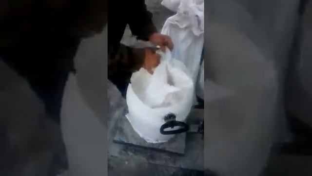 Как одному человеку насыпать сыпучие в мешок смотреть онлайн
