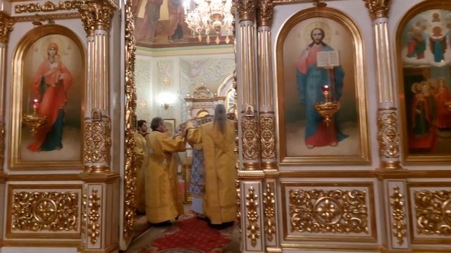 Митрополит Игнатий совершил Божественную литургию в Покровском соборе г. Саратова смотреть онлайн
