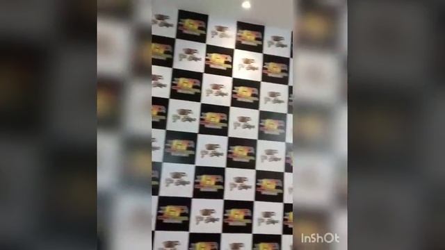Aplicação de adezivos e iluminação de lede em barbearia . смотреть онлайн