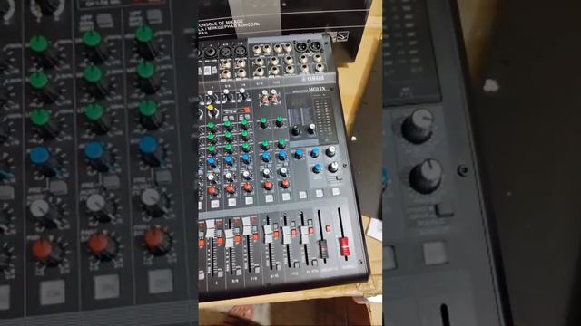 First Girl in India Unboxes DJ Mixer EFX8 and Yamaha 12 X смотреть онлайн
