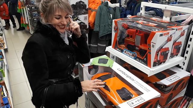 Лена ПОДАРИЛА МАШИНУ Толику на НОВЫЙ ГОД. Crazy Life