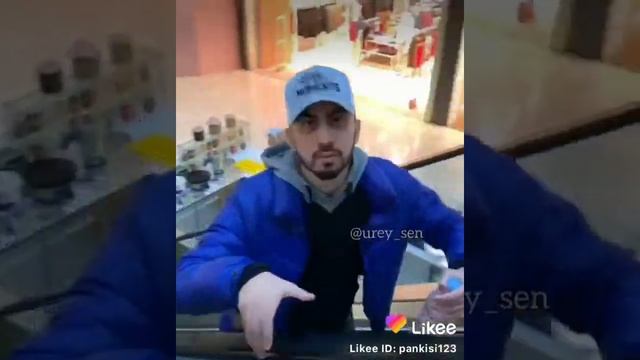 Девушка забрала телефон у парня, а парень забрал телефон у подруги смотреть онлайн