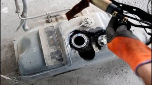 Замена сеточки бензонасоса в баке на Toyota Noah 3S FE Тойота Ноах 2000 года