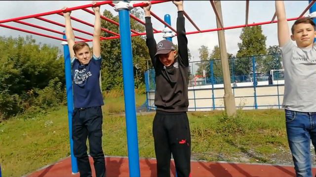 КТО ДОЛЬШЕ ПРОДЕРЖАТЬСЯ НА ТУРНИКЕ ТОТ ПОЛУЧИТ 50 РУБ смотреть онлайн