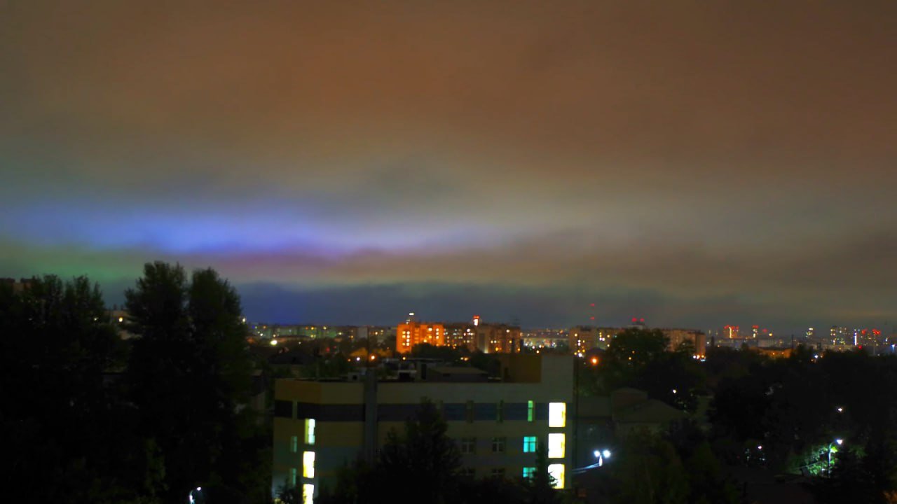 В Челябинске сняли цветные облака смотреть онлайн