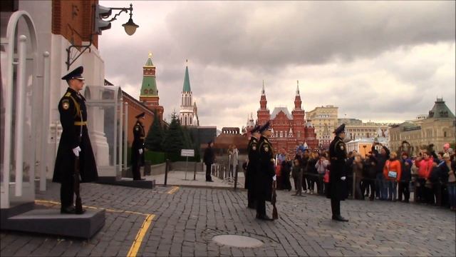 Changing of the honor guard at the Spasskaya Tower of the Moscow Kremlin (Moscow, Russia) смотреть онлайн
