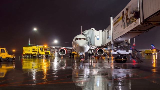 Night TimeLapse at Sheremetyevo airport (4K) смотреть онлайн