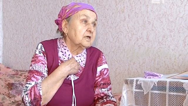 Депутат Надежда Шмидт вручает юбилейную медаль труженице тыла Зое Смирновой смотреть онлайн