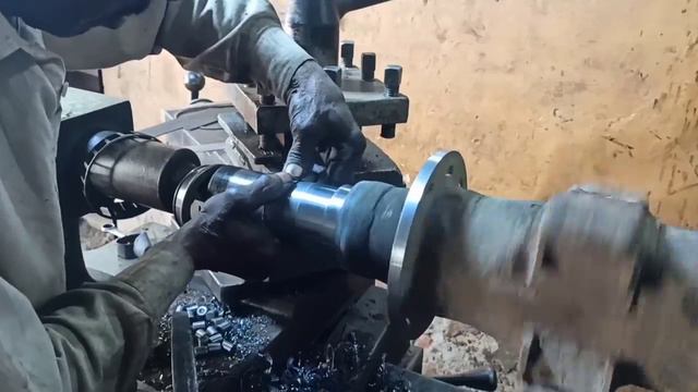 Ремонт сломанной трубки оси заднего колеса автобуса Hino. смотреть онлайн