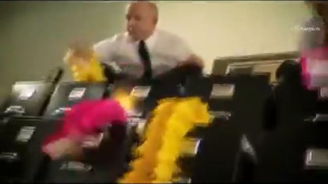 Вот так вот развлекаются в офисах) Прикольное видео) смотреть онлайн
