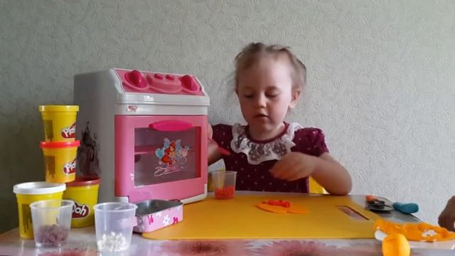 Игрушечная кухня Маленькая девочка печет пирожки The kids kitchen the Little girl bakes pies смотреть онлайн