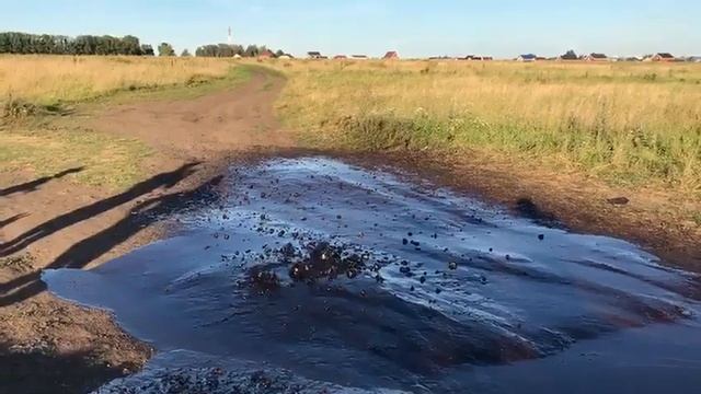 В Уфе из под земли хлестал фонтан нефти смотреть онлайн