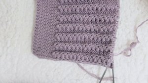 Шапка спицами с красивым простым узором. Мастер класс