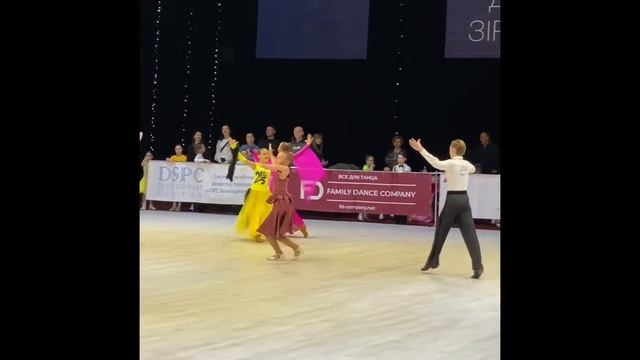 Милана ВЫСТУПАЕТ на ТУРНИРЕ по БАЛЬНЫМ ТАНЦАМ *** 3 турнир с Милькой Каромелькой смотреть онлайн