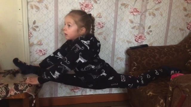 Polly Vloger /художественная Гимнастика-тянем ноги смотреть онлайн