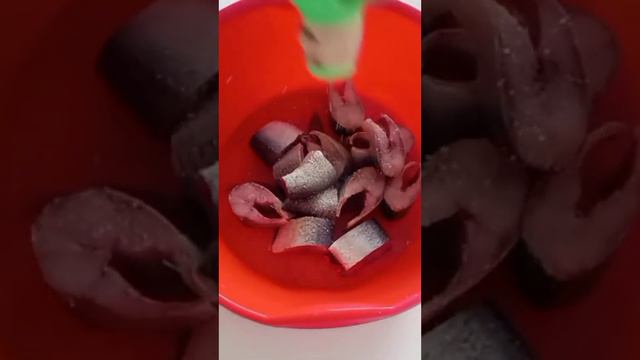 Малосольная сельдь дома 👌Готовим быстро, просто и ооочень вкусно 🤤#соленаярыба смотреть онлайн