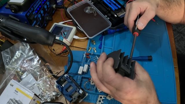 Полный разбор Контактора КМИе-11810 и его компонентов.