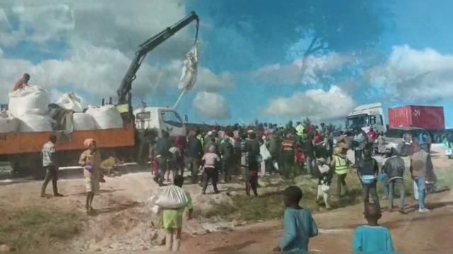 Truck Crash Spilling 7 Tons Of Sugar Salama Kenya Africa Wild Scene Villagers Scramble Police Chase смотреть онлайн