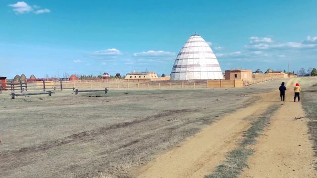 Үс Хатыҥ - место сбора народа Саха. Ыһыах - самый массовый национальный праздник в мире.
