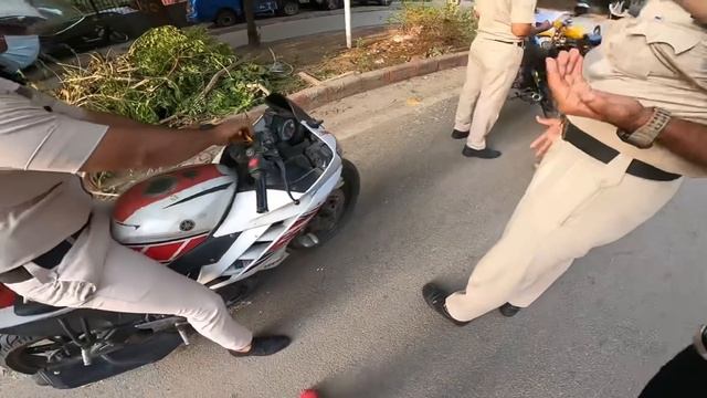 Why Dabang Police Officer Bound my bike ?? смотреть онлайн