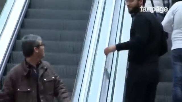 Легкий флирт на эскалаторе смотреть онлайн