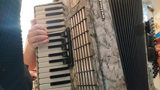 А река течет, на аккордеоне смотреть онлайн