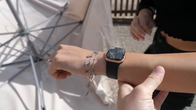 Зонт подлетел вверх и упал на нас смотреть онлайн