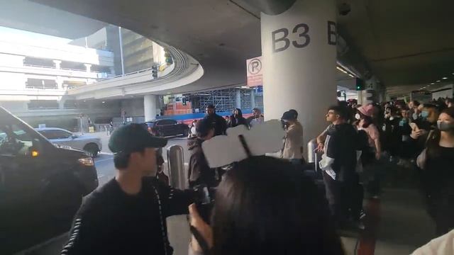 K-Poppers Enhypen Leave A Trail Of Screaming Girls In Their Wake Upon Landing At LAX смотреть онлайн