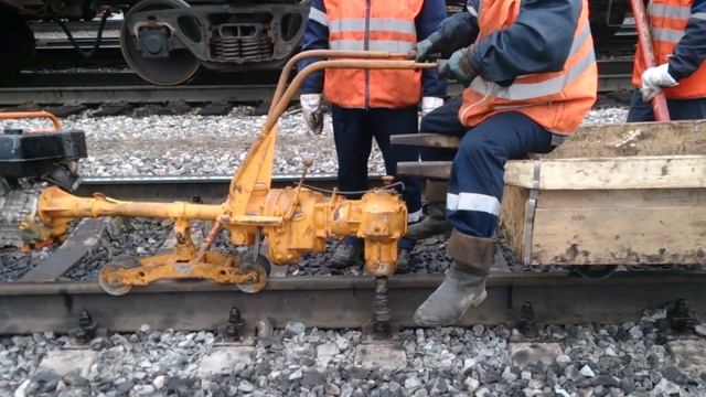 Затяжка гаек на КШГ на железнодорожном пути! смотреть онлайн