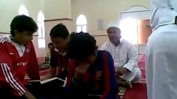 Мальчик плачет, читая Коран