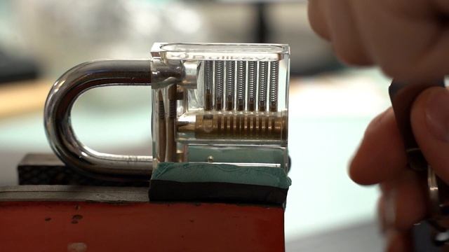 How to Open Locks with Jiggler Keys смотреть онлайн