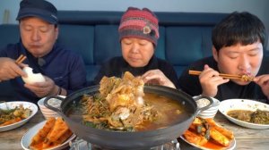 소, 돼지, 닭, 오리, 인삼을 가마솥에 푹 고와 [[흥삼탕(heungsam signature soup)]] 요리&먹방!! - Mukbang eating show