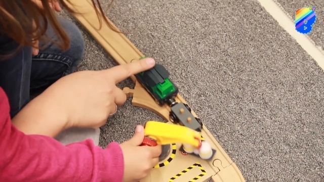 Паровозики. Игралка в Городдорог Brio (Брио). Семейный канал Веселовка. смотреть онлайн