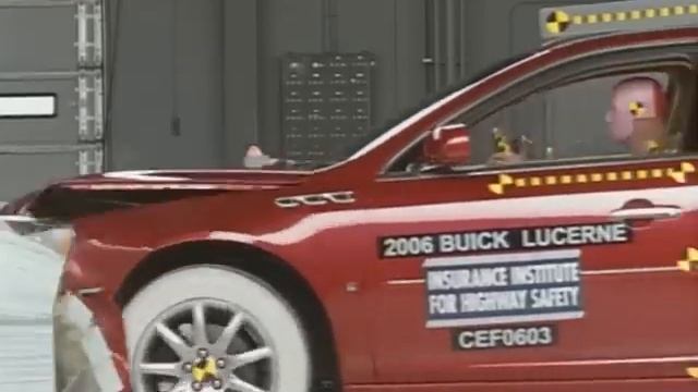 2006 Buick Lucerne moderate overlap IIHS crash test смотреть онлайн
