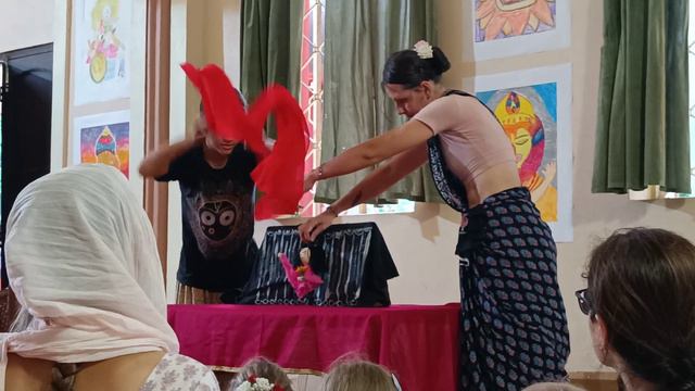 Спектакль про Нарасимхадева играют Хома и Махима смотреть онлайн