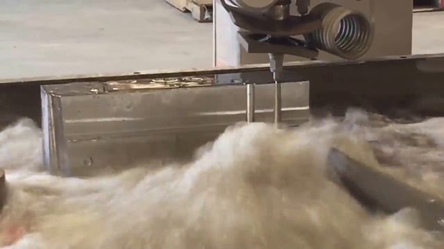 Режем водой толстый металл!Сила воды!