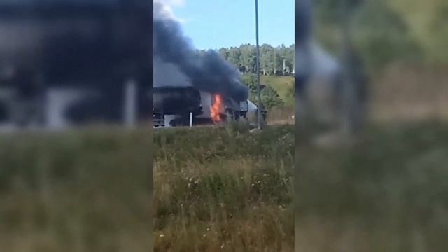 На трассе М-5 в Челябинской области вспыхнул бензовоз смотреть онлайн