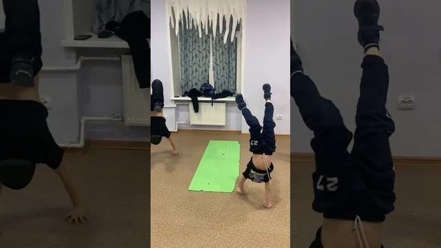 Экзамен простой все стойки по 10 секунд #брейкданс #экзамен #стойканаруках #стойканаголове #фриз смотреть онлайн