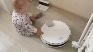 Малыш и робот пылесос | Baby and robot vacuum cleaner | Dikiy Kot