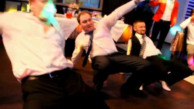 Танцевальный батл М против Ж на свадьбе (снято на любительскую камеру) смотреть онлайн