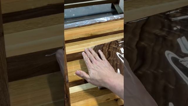 Curly Walnut Cutting Board Meeting Oil! #cuttingboards #woodworking