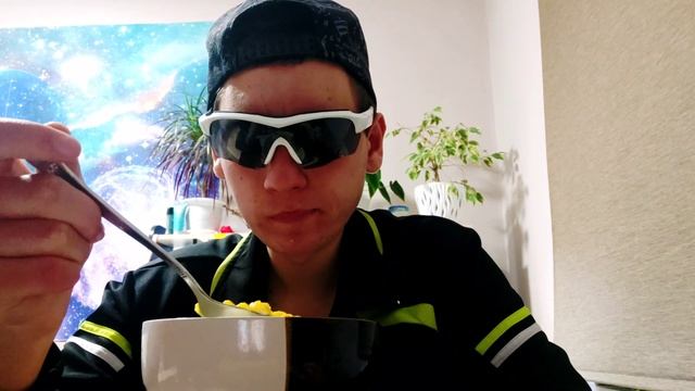 МУКБАНК/ХЛОПЬЯ С МОЛОКОМ/