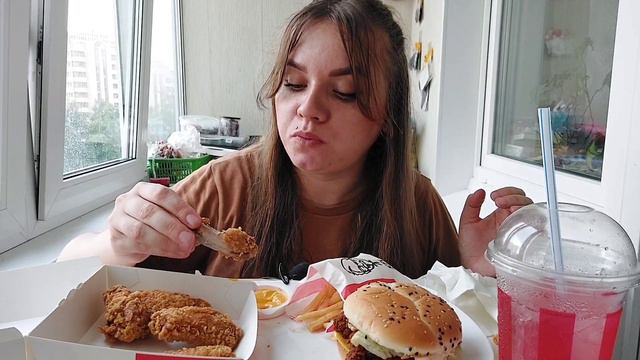 Мукбанг острые крылышки , шеф бургер и прочее смотреть онлайн