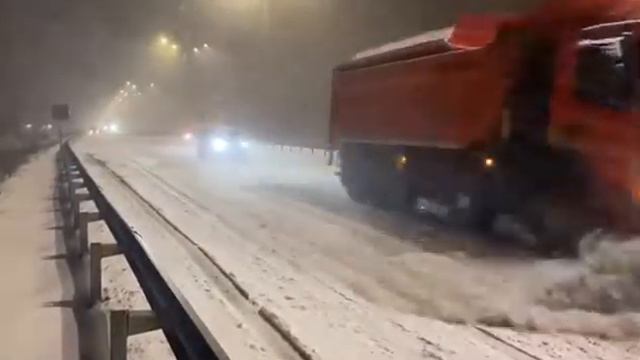 Ночная уборка снега на дороге М-05 смотреть онлайн