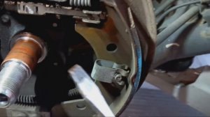 Как отрегулировать задние тормозные колодки на Nissan Micra k12  ,2010 года выпуска ...