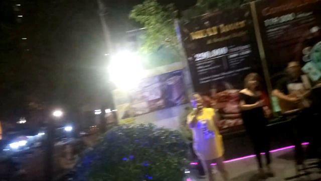 Туристка из Шанхая поёт песню Ши Ни. Liberty Central. Nha Trang. смотреть онлайн