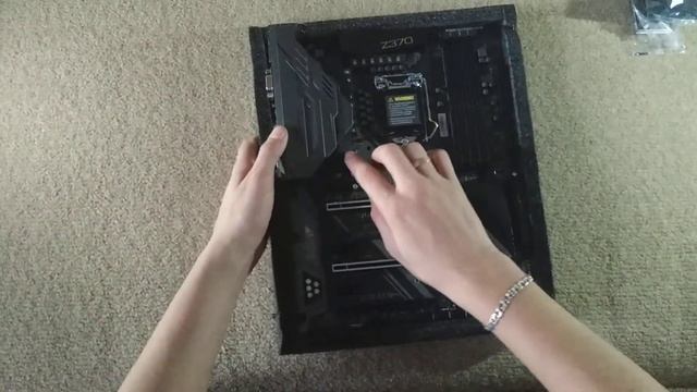 Распаковка материнской платы ASRock Z370 Extreme4